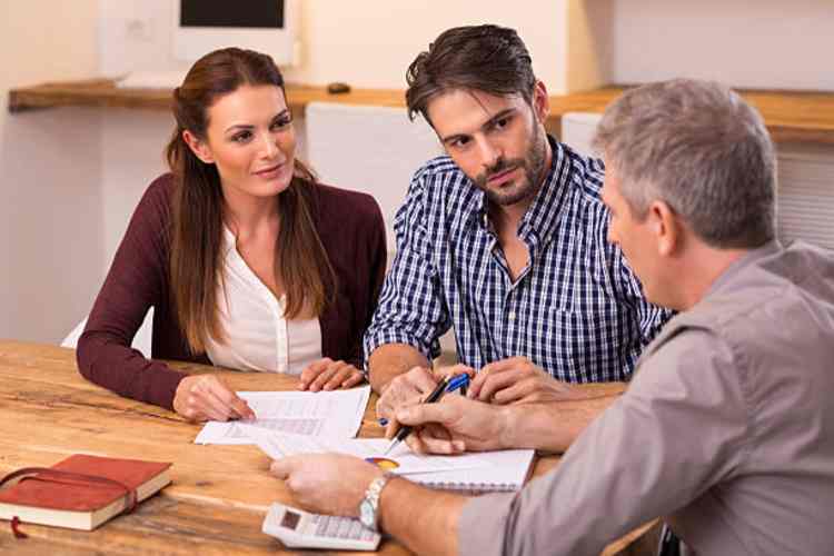 woman-man-financial-advisor