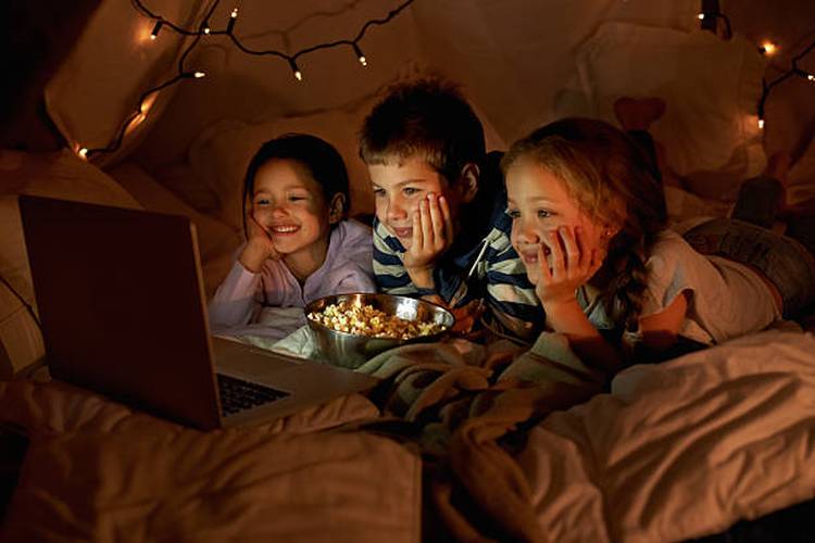 kids-sleepover-pajama-party-watching-movie