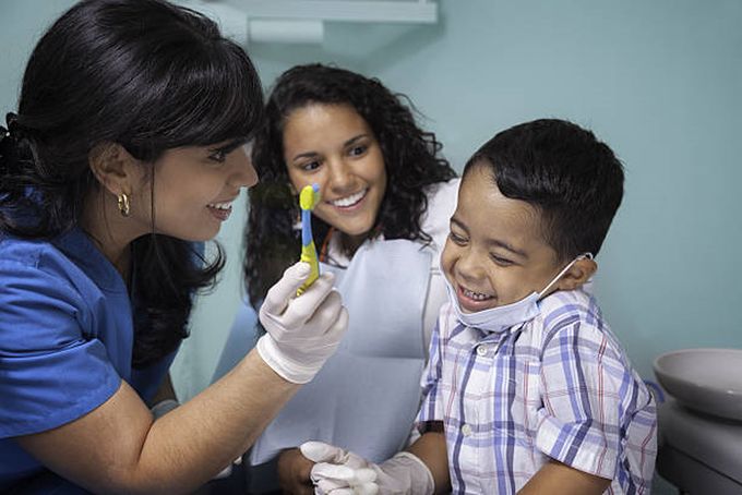 dentist-mom-teaching-kid-toothbrush