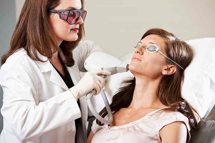woman-esthetician